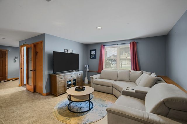 52 Family Dr, Fall River, MA 02721