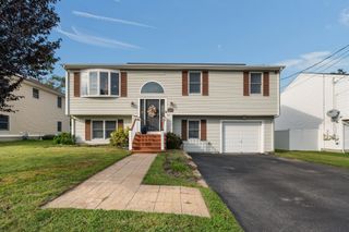 52 Family Dr, Fall River, MA 02721