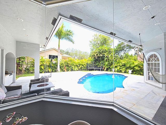 1811 Eagle Trace Boulevard W, Coral Springs, FL 33071
