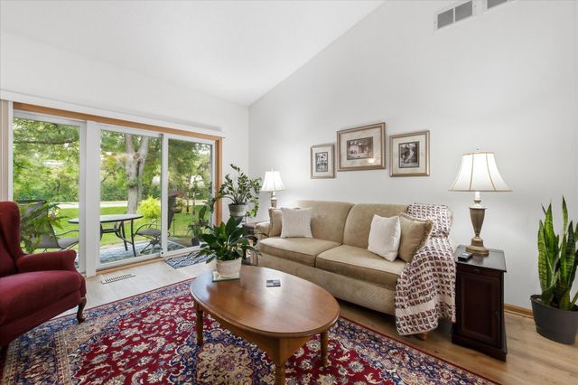 2707 River Hills Drive S, Burnsville, MN 55337