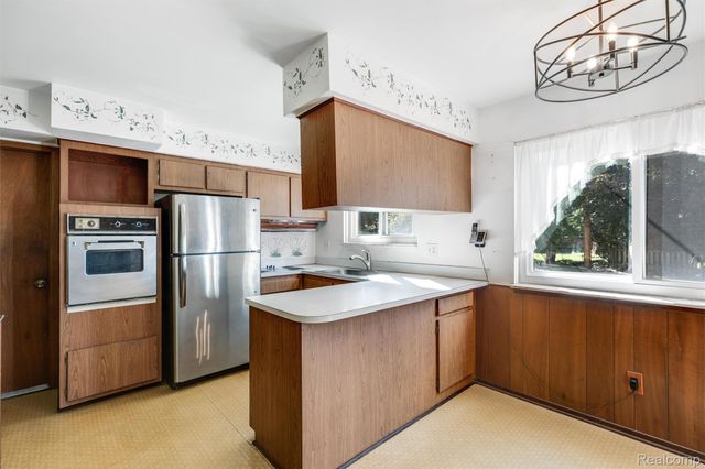 30190 Pleasant Trail, Southfield, MI 48076