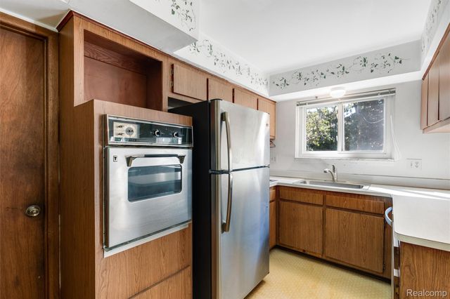 30190 Pleasant Trail, Southfield, MI 48076