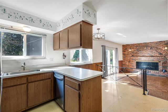 30190 Pleasant Trail, Southfield, MI 48076