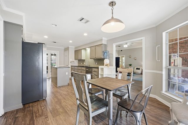 205 Buckingham Place, Hewitt, TX 76643