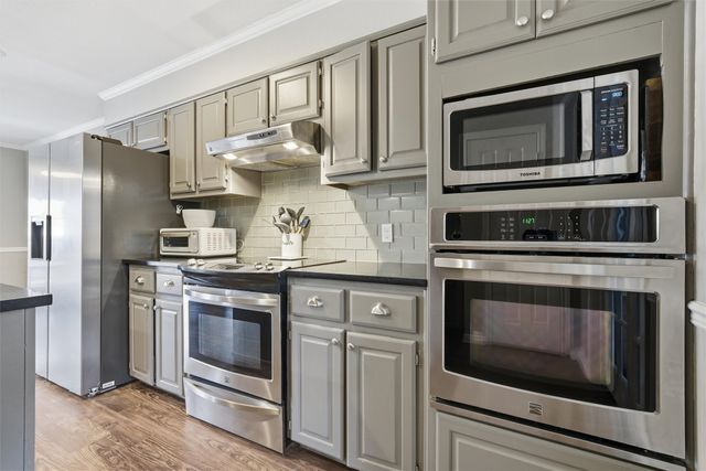 205 Buckingham Place, Hewitt, TX 76643