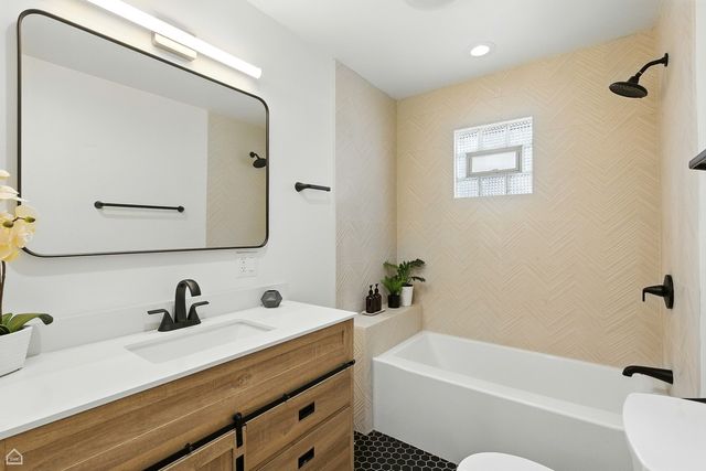 1024 S Ridgeland Avenue, Oak Park, IL 60304