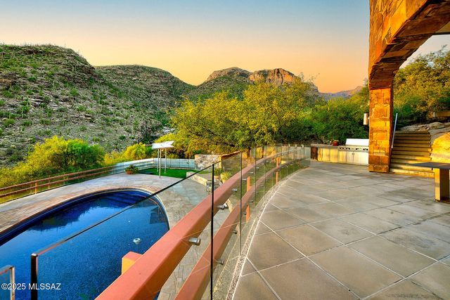 7474 N Catalina Ridge Drive, Tucson, AZ 85718