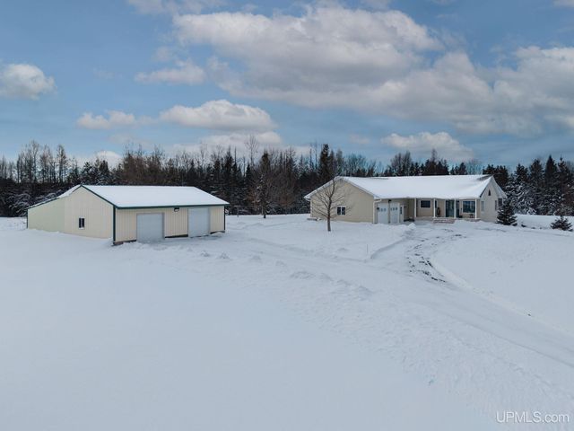 N4579 M67 Highway, Chatham, MI 49816
