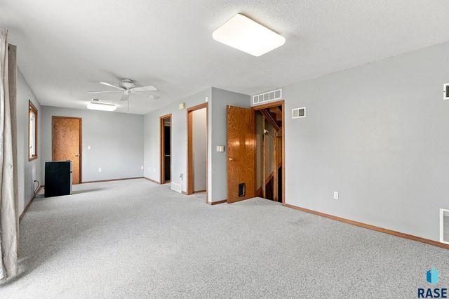 2738 S Avondale Ct Court, Sioux Falls, SD 57110