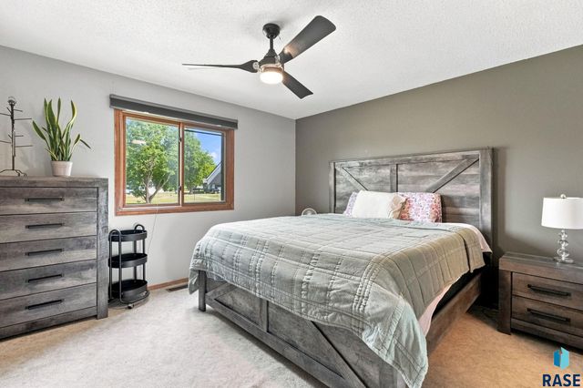2738 S Avondale Ct Court, Sioux Falls, SD 57110