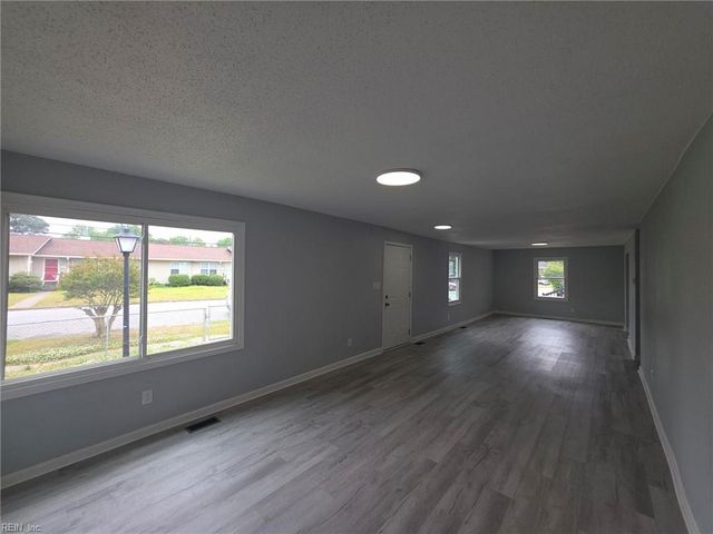 2 Carver CIR, Portsmouth, VA 23701