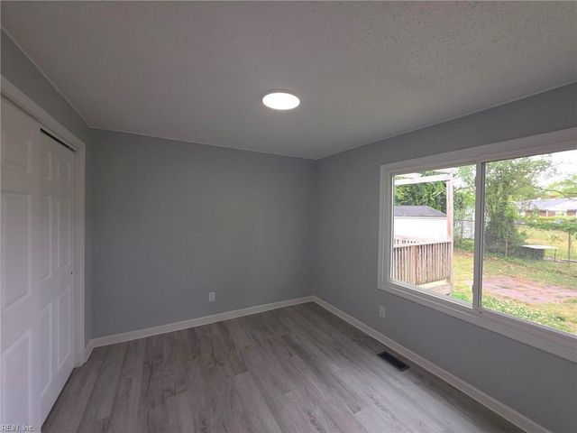 2 Carver CIR, Portsmouth, VA 23701