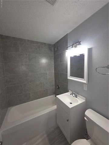 2 Carver CIR, Portsmouth, VA 23701