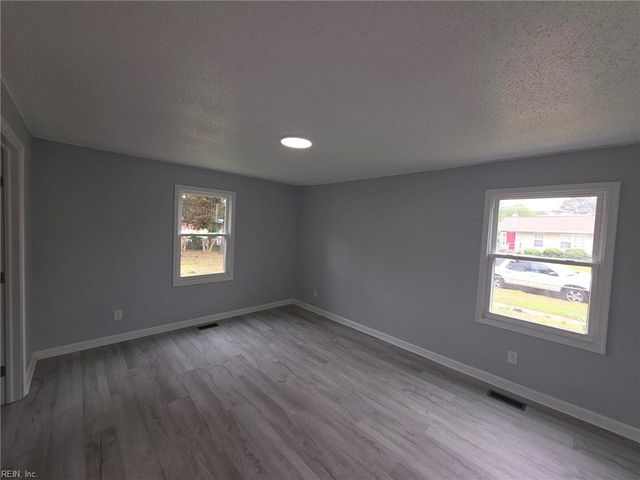 2 Carver CIR, Portsmouth, VA 23701