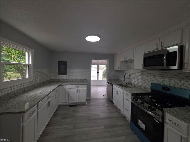 2 Carver CIR, Portsmouth, VA 23701