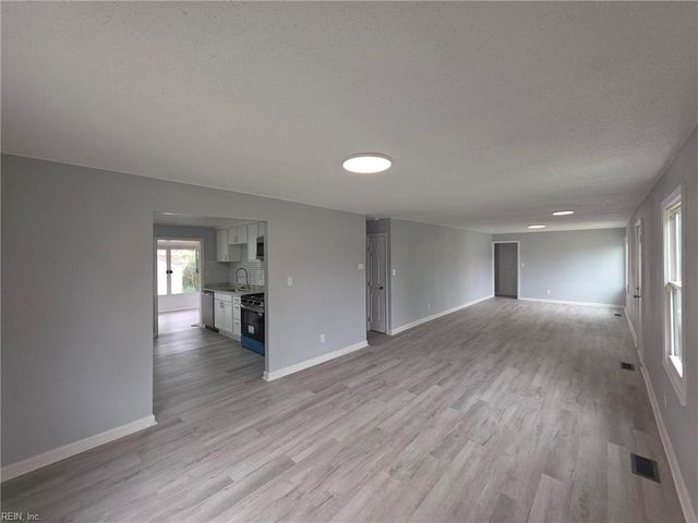 2 Carver CIR, Portsmouth, VA 23701