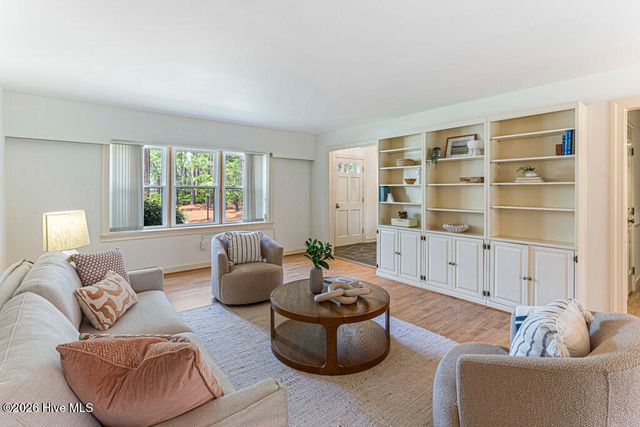 42 Village Green Circle, Southern Pines, NC 28387