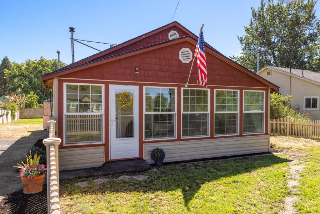 1759 Summers Lane, Klamath Falls, OR 97603