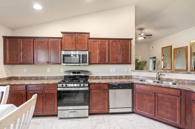 1883 Central Ridge Drive, Southaven, MS 38671
