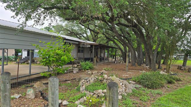 78 Avenue D, Van Vleck, TX 77482