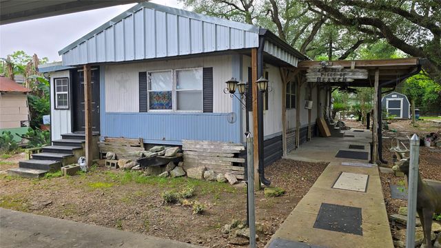 78 Avenue D, Van Vleck, TX 77482