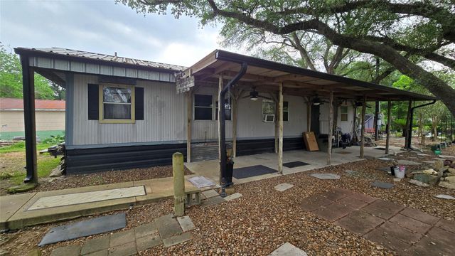 78 Avenue D, Van Vleck, TX 77482