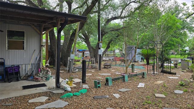 78 Avenue D, Van Vleck, TX 77482