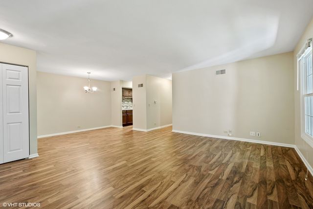 520 SHORELY Drive 201, Barrington, IL 60010