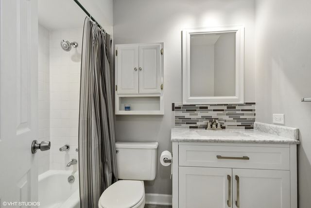 520 SHORELY Drive 201, Barrington, IL 60010