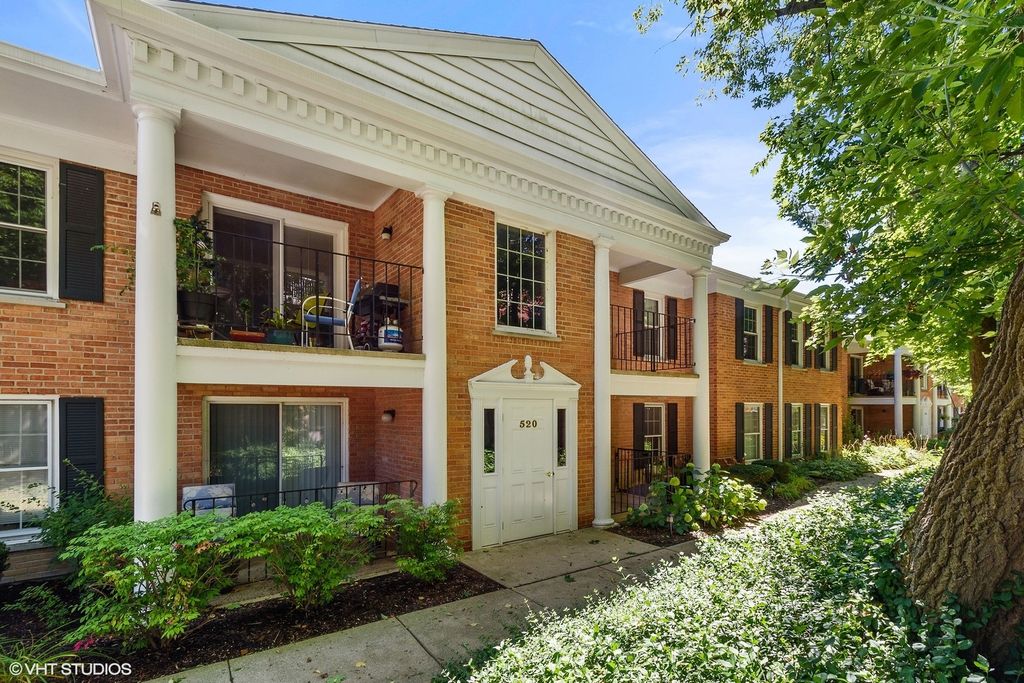 520 SHORELY Drive 201, Barrington, IL 60010