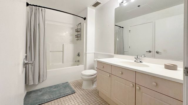 3500 S Sangamon Street 404, Chicago, IL 60609