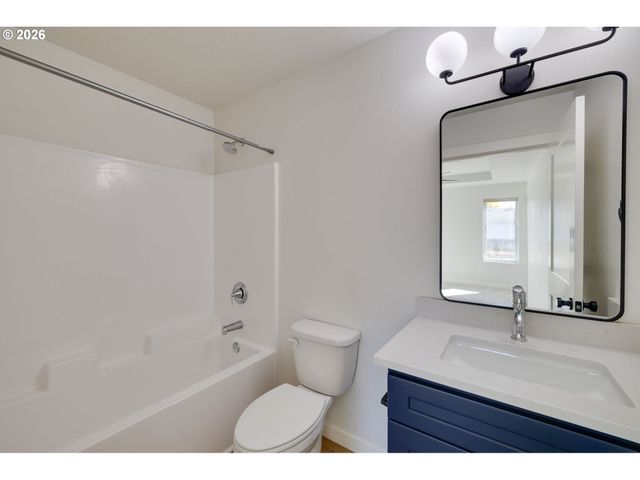 3035 HYACINTH St A, Eugene, OR 97404