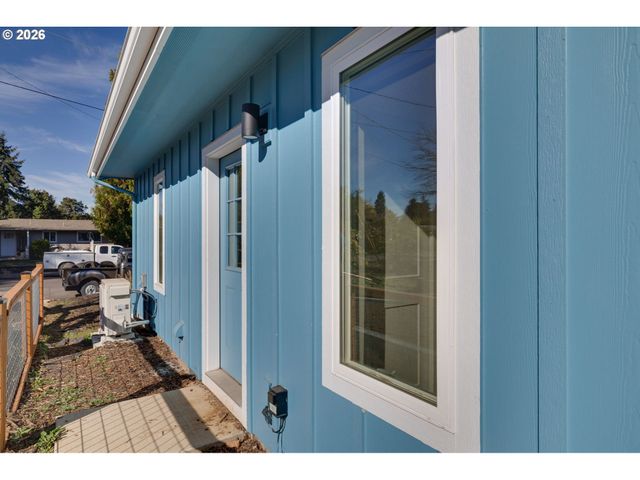3035 HYACINTH St A, Eugene, OR 97404