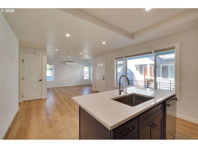 3035 HYACINTH St A, Eugene, OR 97404