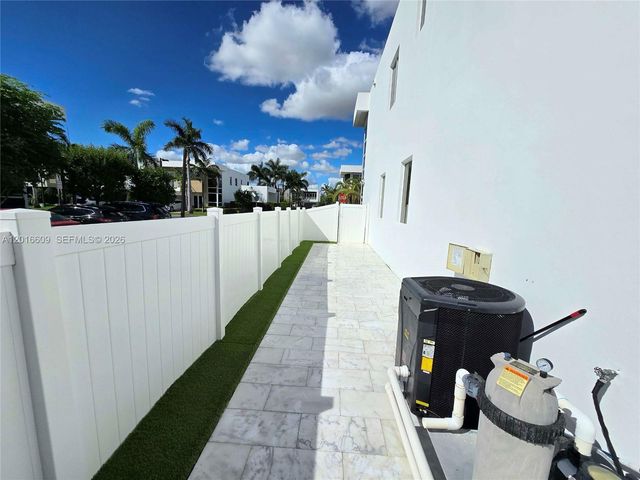 9790 NW 75th St, Doral, FL 33178