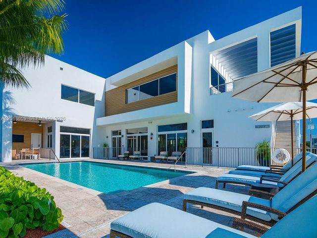 9790 NW 75th St, Doral, FL 33178