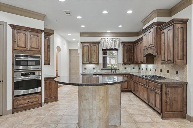 90 Player Oaks Place, The Woodlands, TX 77382