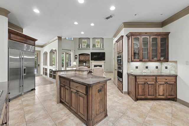 90 Player Oaks Place, The Woodlands, TX 77382