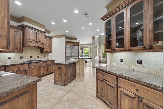 90 Player Oaks Place, The Woodlands, TX 77382