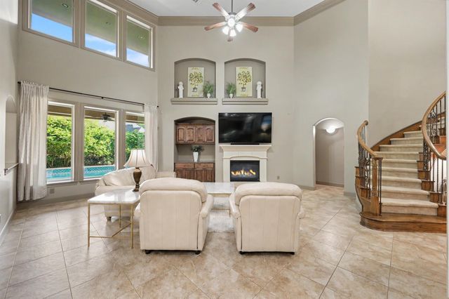 90 Player Oaks Place, The Woodlands, TX 77382