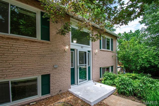 23 LORI Circle, Maryland Heights, MO 63043