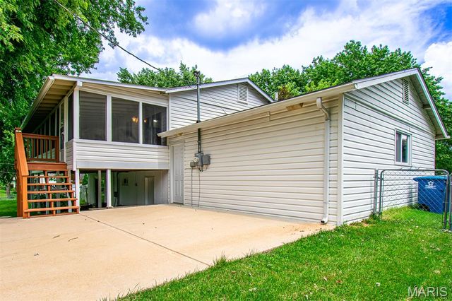 23 LORI Circle, Maryland Heights, MO 63043