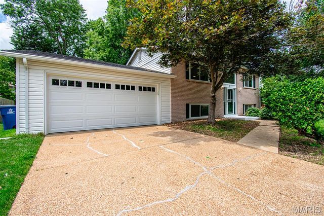 23 LORI Circle, Maryland Heights, MO 63043