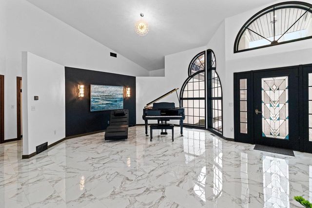 402 Wild Oak DRIVE, Manitowoc, WI 54220