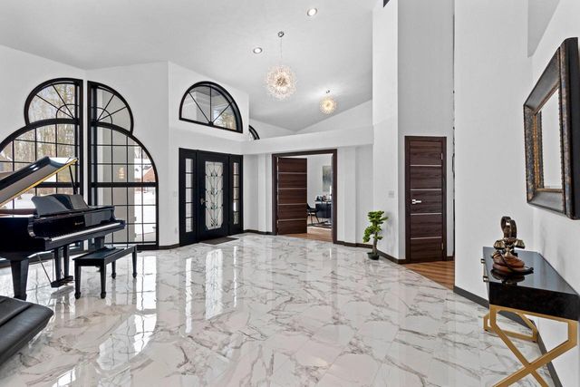 402 Wild Oak DRIVE, Manitowoc, WI 54220