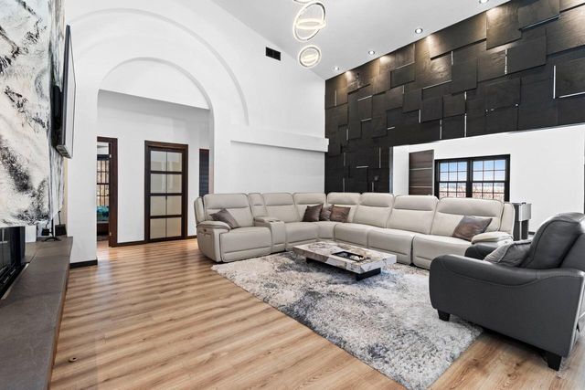 402 Wild Oak DRIVE, Manitowoc, WI 54220