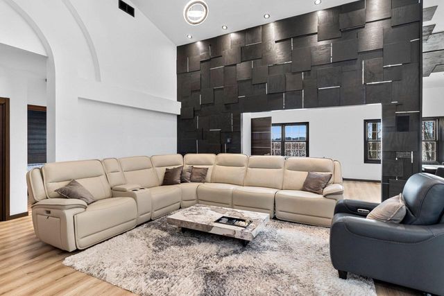 402 Wild Oak DRIVE, Manitowoc, WI 54220