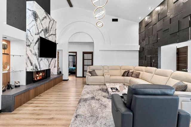 402 Wild Oak DRIVE, Manitowoc, WI 54220