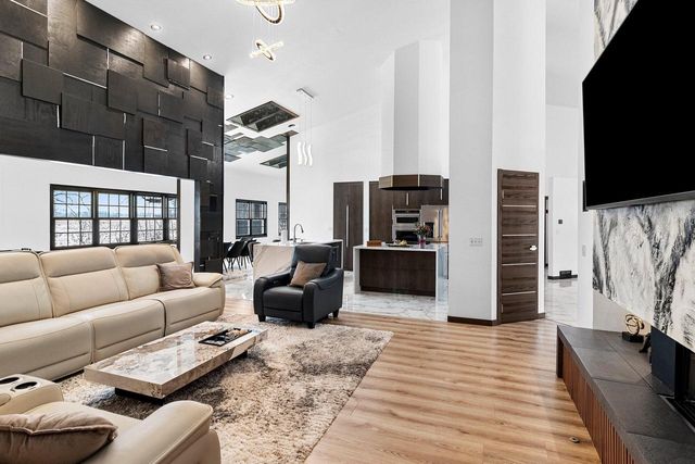 402 Wild Oak DRIVE, Manitowoc, WI 54220