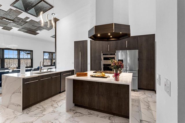 402 Wild Oak DRIVE, Manitowoc, WI 54220